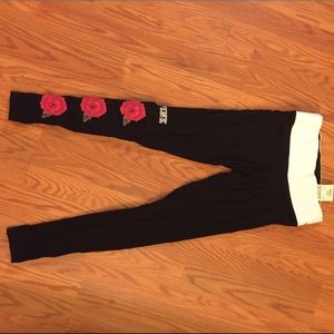 PINK leggings with embroidered roses